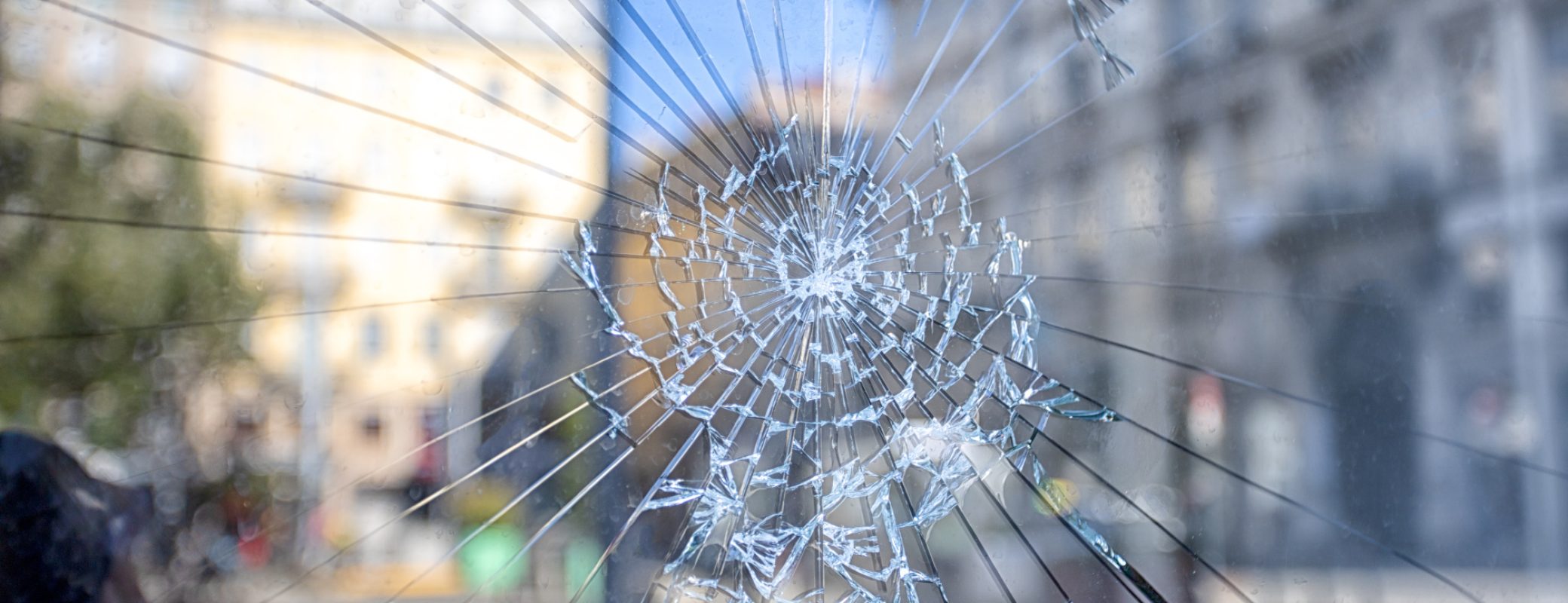 dégradation de vitre de porte brisée